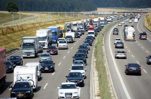 26 July 2019, Baden-Wuerttemberg, Temmenausen: On the motorway Stuttgart - Munich the traffic on the Swabian Alb jams behind a breakdown vehicle which blocks the right lane. Baden-Württemberg and Bavaria are the last federal states to start the summer holidays. Photo: Stefan Puchner\/