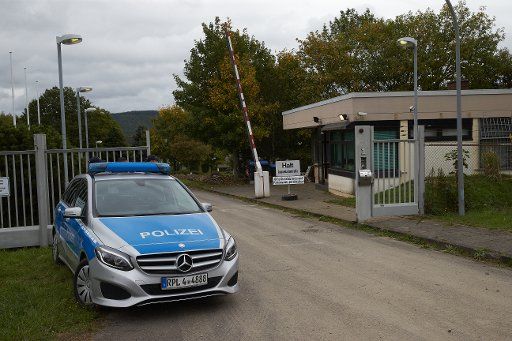 27 September 2019, Rhineland-Palatinate, Traben-Trarbach: Police officers secure the site of a former Bundeswehr bunker. There, a data center for illegal business was excavated in Darknet. Photo: Thomas Frey\/