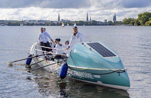05 October 2019, Hamburg: The rowers Catharina Streit (32, l-r), Stefanie Kluge (50), Timna Kluge (25) and Meike Ramuschkat (32) moor their boat at a jetty on the Außenalster. The four rowers from Hamburg want to cross the Atlantic. Photo: Axel Heimken\/