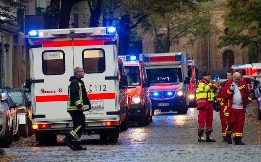 06 October 2019, Berlin: Emergency vehicles are parked in the Nogatstraße in Neukölln. Early in the morning a fire broke out in the bathroom of an apartment. At least one person was injured. The fire brigade was on the scene with 90 firefighters. Photo: Paul Zinken\/