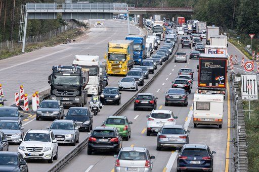 12 October 2019, Lower Saxony, Mellendorf: Vehicles are stuck in traffic on the A7 motorway near Mellendorf. Photo: Peter Steffen\/