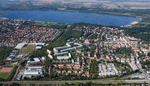 15 September 2019, Saxony, Leipzig: The aerial photo shows the residential complex in Lößnig, Marienbrunn and Markkleeberger See. Photo: Waltraud Grubitzsch\/dpa-Zentralbild\/