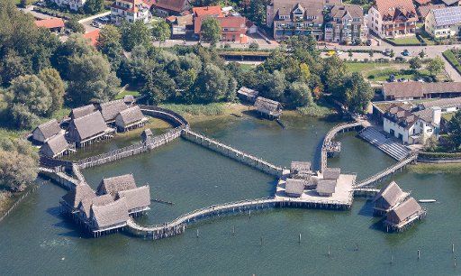 16 September 2019, Baden-Wuerttemberg, Unteruhldingen-Mühlhofen: Visitors stand on a platform of the Lake Dwelling Museum in Lake Constance. Picture taken from an ultralight aircraft. Photo: Thomas Warnack\/