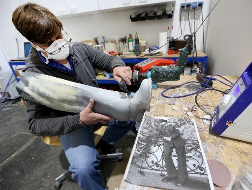 16 September 2019, North Rhine-Westphalia;Hesse, Mülheim: The technician Michael Lenz ((Ego3D) grinds the 3D leg of the Elvis figure. The figure from the 3D printer is then the casting template to cast it in bronze. It is to be set up at the original location in Bad Nauheim on a bridge on which Elvis had posed for a photo. Photo: Roland Weihrauch\/