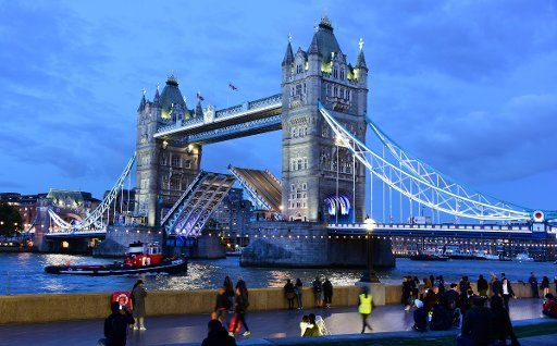 05 September 2019, Great Britain, London: The Tower Bridge over the Thames in the evening hours. Both halves of the bridge are open for the passage of a larger ship. Photo: Waltraud Grubitzsch\/dpa-Zentralbild\/