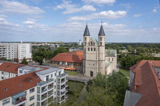 04 August 2019, Saxony-Anhalt, Magdeburg: From the Hundertwasserhaus in Magdeburg you have this view of the monastery Unser Lieben Frauen. It is the art museum of the state capital. Photo: Stephan Schulz\/dpa-Zentralbild\/