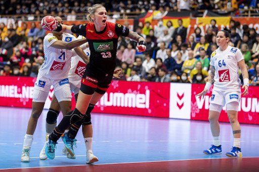 04 December 2019, Japan, Yamaga: Handball, women: WM 2019, preliminary round, group B, 4th matchday , Germany - France. Luisa Schulze (l) from Germany in action. Photo: Marco Wolf\/