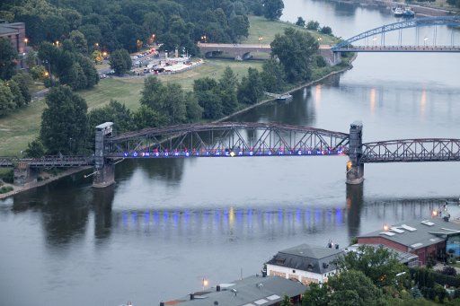 09 June 2018, Saxony-Anhalt, Magdeburg: View from Magdeburg Cathedral to the illuminated lift bridge. It connects the Stadtpark Rotehorn with the city centre of Magdeburg. Photo: Stephan Schulz\/dpa-Zentralbild\/