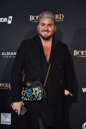 24 October 2019, North Rhine-Westphalia, Cologne: Fashion influencer Justus Toussis comes to the premiere and tour start of the musical BODYGUARD in the Musical Dome Photo: Horst Galuschka\/