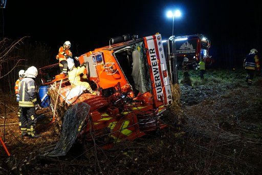 06 November 2019, Baden-Wuerttemberg, Pfronstetten: Rescue workers work at the scene of an accident. The Bundesstraße 312 between Oberstetten and Pfronstetten (district of Reutlingen) is closed due to a tilted fire brigade crane. Photo: Kohls\/SDMG\/