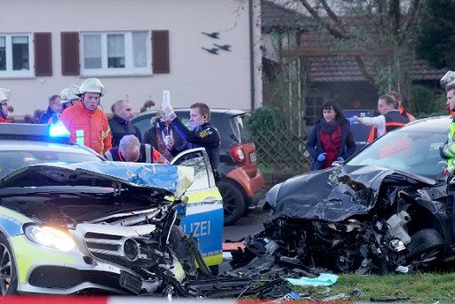 22 January 2020, Baden-Wuerttemberg, Reichenbach: Emergency services and police forces secure an accident site. A police car had previously collided with a car during a chase. Photo: Sven Kohls\/SDMG\/