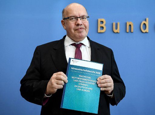 29 January 2020, Berlin: Peter Altmaier (CDU), Federal Minister of Economics and Technology, is at the Federal Press Conference with the Annual Economic Report 2020. He sees a "silver lining" in the economy and spoke of a trend reversal after a difficult year. Photo: Britta Pedersen\/dpa-Zentralbild\/