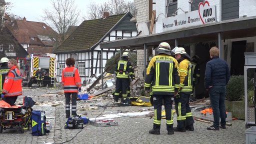 08 February 2020, North Rhine-Westphalia, Lienen: Rescue workers stand in front of an apartment building after a gas explosion. Whether people were injured is not yet known. Photo: David Poggemann\/Nord-West-Media TV \/
