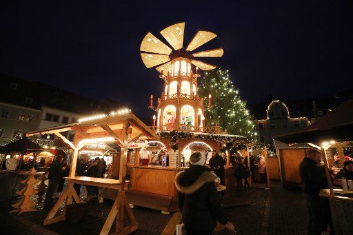 04 January 2020, Thuringia, Weimar: Visitors walk through the Christmas market. The market and its stalls will remain open until 5 January. Photo: Bodo Schackow\/dpa-Zentralbild\/