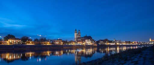 06 November 2018, Saxony-Anhalt, Magdeburg: View of the Elbe bank and the cathedral at blue hour. Photo: Stephan Schulz\/dpa-Zentralbild\/