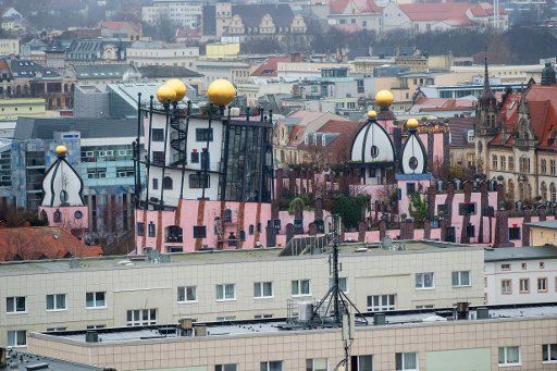 09 January 2020, Saxony-Anhalt, Magdeburg: Building in the city centre of the state capital. In the middle of the picture you can see the Hundertwasser house "Grüne Zitadelle". (to dpa "75 years air raid on Magdeburg - the trauma of destruction") Photo: Klaus-Dietmar Gabbert\/dpa-Zentralbild\/