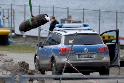 15 January 2020, Schleswig-Holstein, Kiel: After the successful defusing of a bomb at the shipyard Thyssen Krupp Marine Systems (TKMS), the detonator hangs on a rope. Because of the defusing of a British 500-pound bomb on the shipyard site, some 3000 citizens in 1833 households had been evacuated, and shipping traffic on the fjord was suspended. Photo: Carsten Rehder\/