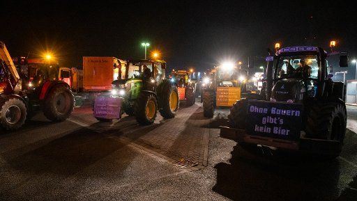 17 January 2020, Lower Saxony, Uelzen: Farmers drive with their tractors from a meeting point to Hannover. Around 2000 tractors from the surrounding area are expected in Hanover and Bremen. The movement "Land creates connection" has called for the demonstrations. Photo: Philipp Schulze\/