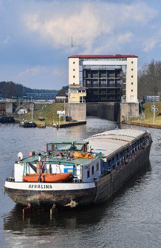 04 March 2020, Brandenburg, Oranienburg: A Polish goods transport ship sails from Lake Lehnitz in the direction of the Lehnitz lock. The lock connects the Lehnitzsee with the Havel-Oder waterway. The Havel-Oder waterway is part of the Berlin-Szczecin waterway. Photo: Patrick Pleul\/dpa-Zentralbild\/