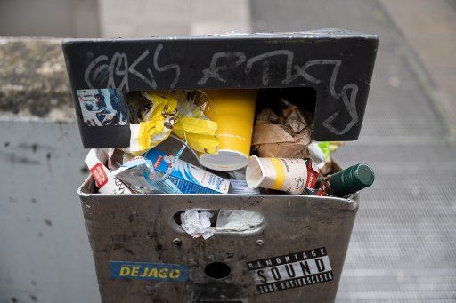 06 March 2020, Baden-Wuerttemberg, Stuttgart: A trash can is filled with garbage. Photo: Marijan Murat\/