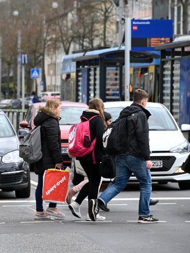 13 March 2020, Hessen, Kassel: Students are walking home from school. Hesse, in contrast to other German states, has not yet ordered general school closures due to the corona virus. Photo: Uwe Zucchi\/