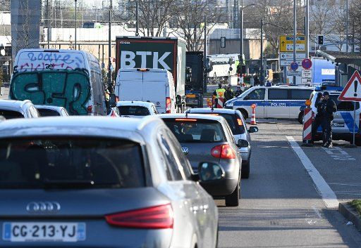 16 March 2020, Baden-Wuerttemberg, Kehl: There are border controls at the German-French border crossing in Kehl. This creates a traffic jam. Since this Monday, due to the coronavirus crisis, comprehensive controls and entry bans have been in place for entry from France to Germany. Photo: Uli Deck\/