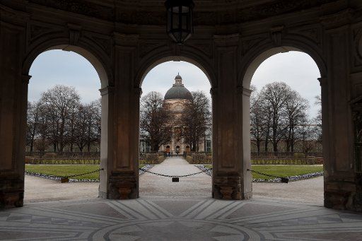 17 March 2020, Bavaria, Munich: The Bavarian State Chancellery can be seen from the deserted Hofgarten. The Bavarian State Government has decided on drastic measures to protect the population in order to prevent a further spread of the corona virus. Photo: Felix Hörhager\/