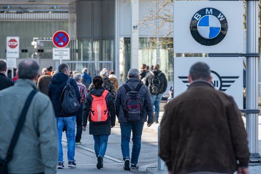 18 March 2020, Bavaria, Dingolfing: Shift change at the BMW plant. BMW stops car production in its European plants and in South Africa for four weeks due to the corona crisis. According to the company, 30,000 employees are affected. Photo: Armin Weigel\/