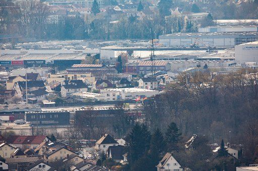 20 March 2020, Baden-Wuerttemberg, Lörrach: Trucks drive over the German-Swiss border crossing between Basel (CH) and Weil am Rhein (DEU), which can be seen from a hill near Lörrach. As a result of the controls to contain the coronavirus pandemic, there were long traffic jams at the borders. Photo: Philipp von Ditfurth\/