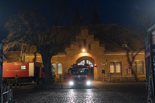 27 March 2020, Berlin: Emergency vehicles of the fire brigade leave the Tegel correctional facility in the morning. For reasons as yet unknown, a fire broke out in a cell block early this morning. One person was killed. Photo: Paul Zinken\/dpa-zb-Zentralbild\/