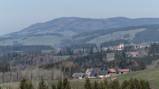 25 March 2020, Baden-Wuerttemberg, Breitnau: The overview photograph shows a farm, St. Märgen and the Belchen in the Black Forest (v-h). Photo: Patrick Seeger\/