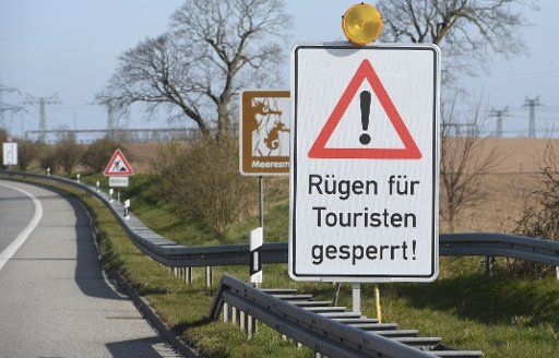 11 April 2020, Mecklenburg-Western Pomerania, Stralsund: A sign with the writing "Rügen closed for tourists" is at the entrance to the island of Rügen. Photo: Stefan Sauer\/