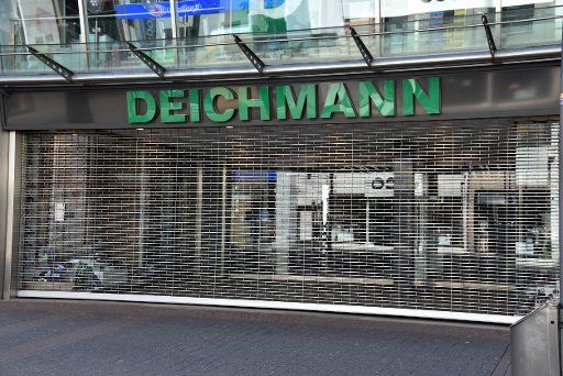 10 April 2020, North Rhine-Westphalia, Cologne: a branch of Deichmann, the largest shoe retailer in Europe, closed due to Corona Photo: Horst Galuschka\/dpa\/Horst Galuschka