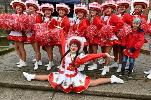 24 February 2020, Schleswig-Holstein, Marne: Dance marches await the start of the Rose Monday procession. The Rosenmontag parade with around 1,200 participants and 60 floats is considered the absolute highlight of the street carnival in Schleswig-Holstein. Photo: Carsten Rehder\/