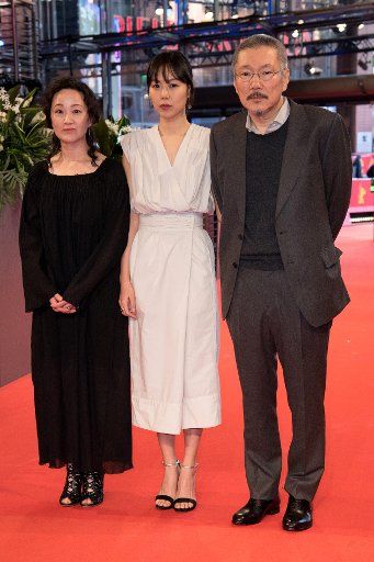 25 February 2020, Berlin: 70th Berlinale, Premiere, Competition, "The Woman who ran " (Domangchin yeoja\/ The Woman Who Ran): The actresses Seo Younghwa (l) and Kim Minhee and the director Hong Sangsoo. The International Film Festival takes place from 20.02. to 01.03.2020. Photo: Jörg Carstensen\/