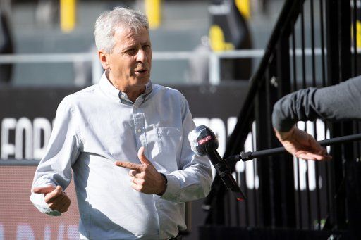 26 May 2020, North Rhine-Westphalia, Dortmund: Football: Bundesliga, 28th matchday, Borussia Dortmund - FC Bayern Munich at Signal Iduna Park. Dortmund coach Lucien Favre speaks before the game. (To dpa "This is what the league is talking about: Schalke crisis, Favre debate, Werder turnaround?") - IMPORTANT NOTE: According to the regulations of the DFL Deutsche Fußball Liga and the DFB Deutscher Fußball-Bund, it is prohibited to use or have used in the stadium and\/or photographs taken of the match in the form of sequence images and\/or video-like photo series. Photo: Federico Gambarini\/dpa-Pool\/