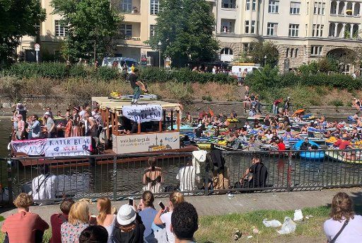 31 May 2020, Berlin: Demonstrators aboard boats in the Landwehr Canal in Berlin on Sunday, May 31, 2020. German Health Minister Jens Spahn severely criticized the violation of the distance rules during the protest. Photo: Vincent Bruckmann\/