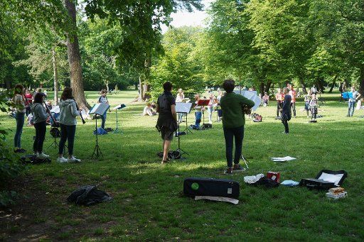 21 June 2020, Berlin: Pupils of the Bela Bartok Music School give a concert in the Schönhausen park as part of the Fête de la Musique. Photo: Jörg Carstensen