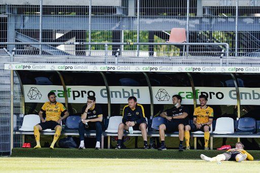 21 June 2020, Baden-Wuerttemberg, Sandhausen: Football, 2nd Bundesliga, SV Sandhausen - Dynamo Dresden, 33rd matchday, Hardtwaldstadion: Players and coaches of Dynamo Dresden sit on the bench after the end of the match. Photo: Uwe Anspach\/dpa - IMPORTANT NOTE: In accordance with the regulations of the DFL Deutsche Fußball Liga and the DFB Deutscher Fußball-Bund, it is prohibited to exploit or have exploited in the stadium and\/or from the game taken photographs in the form of sequence images and\/or video-like photo series