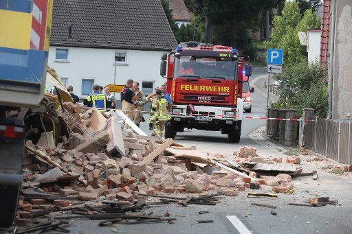 26 June 2020, Thuringia, Altkirchen: Emergency crews are at the scene of an accident. A truck crashed into a house here at about 6:15 this morning. The house collapsed and the truck driver died in the cab at the scene of the accident. The police are still investigating the cause of the accident. Photo: Bodo Schackow\/dpa-Zentralbild