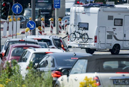 26 June 2020, Hamburg: Vehicles are stuck in traffic jams on the access road 3n to the A7 motorway. The ADAC warns of a traffic jam weekend on which, besides Hamburg, Berlin, Brandenburg and North Rhine-Westphalia, the summer holidays start. Photo: Axel Heimken