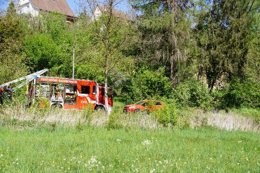 26 April 2020, Baden-Wuerttemberg, Sachsenheim: Vehicles of the fire brigade are standing on a path by a river. A body was found in the water. (to dpa "Body found in river in Ludwigsburg County") Photo: Hemmann\/SDMG\/