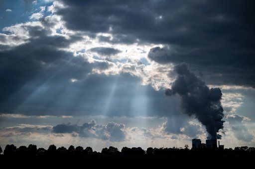 02 May 2020, North Rhine-Westphalia, Rommerskirchen: Clouds pass over the Neurath lignite-fired power plant Photo: Federico Gambarini\/