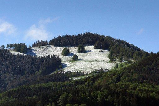 12 May 2020, Baden-Wuerttemberg, Hinterzarten: There is a light layer of snow in the high altitudes of the southern Black Forest near Hinterzarten. Photo: Andreas Rosar\/