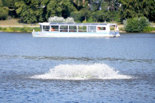 10 August 2020, North Rhine-Westphalia, Münster: An aerator brings oxygen into the water of the lake. Due to the great heat, the lake needs more oxygen. Photo: Caroline Seidel\/dpa
