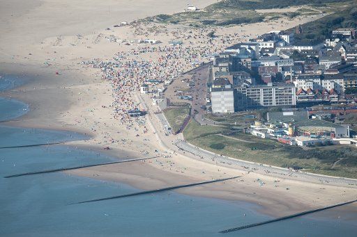 07 August 2020, Lower Saxony, Borkum: The beach of the East Frisian island Borkum. Photo: Sina Schuldt\/dpa