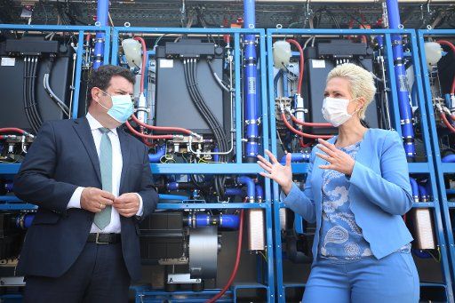 14 August 2020, Mecklenburg-Western Pomerania, Laage: Manuela Schwesig (r, SPD), Prime Minister of Mecklenburg-Western Pomerania, and Hubertus Heil (SPD), Federal Minister of Labour, talk during a visit to the company APEX Energy Teterow GmbH as part of a business tour. APEX Energy Teterow GmbH conducts applied research to make hydrogen usable as an energy solution. Photo: Danny Gohlke\/dpa