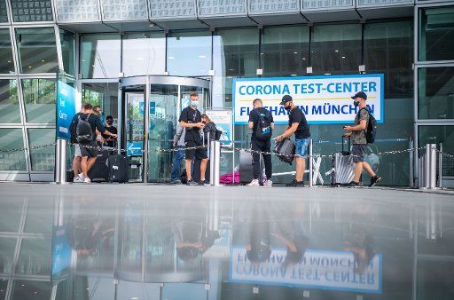 15 August 2020, Bavaria, Freising: A young travel group that has arrived from Crete stands in front of the Corona Test Center at Munich Airport. Here, holidaymakers returning from vacation can be tested for the novel corona virus. Photo: Lino Mirgeler\/dpa