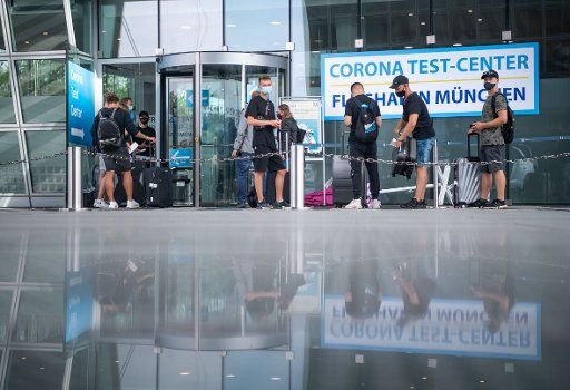 15 August 2020, Freising: Travellers returning to Germany are waiting for a coronavirus test at Munich airport. Germany issued a travel warning for all of Spain except the Canary Islands, requiring those who traveled to that destination to be tested upon return and remain in quarantine until a negative result is obtained. Photo: Lino Mirgeler\/dpa