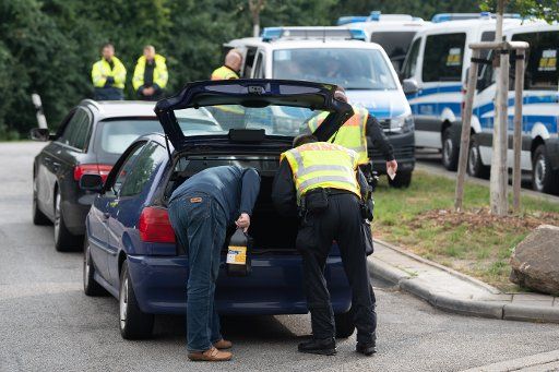 16 July 2020, Saxony, Bautzen: A police officer inspects the trunk of a vehicle in the context of a control mission of the Görlitz police headquarters at the motorway parking lot "Löbauer Wasser" on motorway 4. The inspection is intended to combat cross-border crime on the German-Polish border. Photo: Sebastian Kahnert\/dpa-Zentralbild